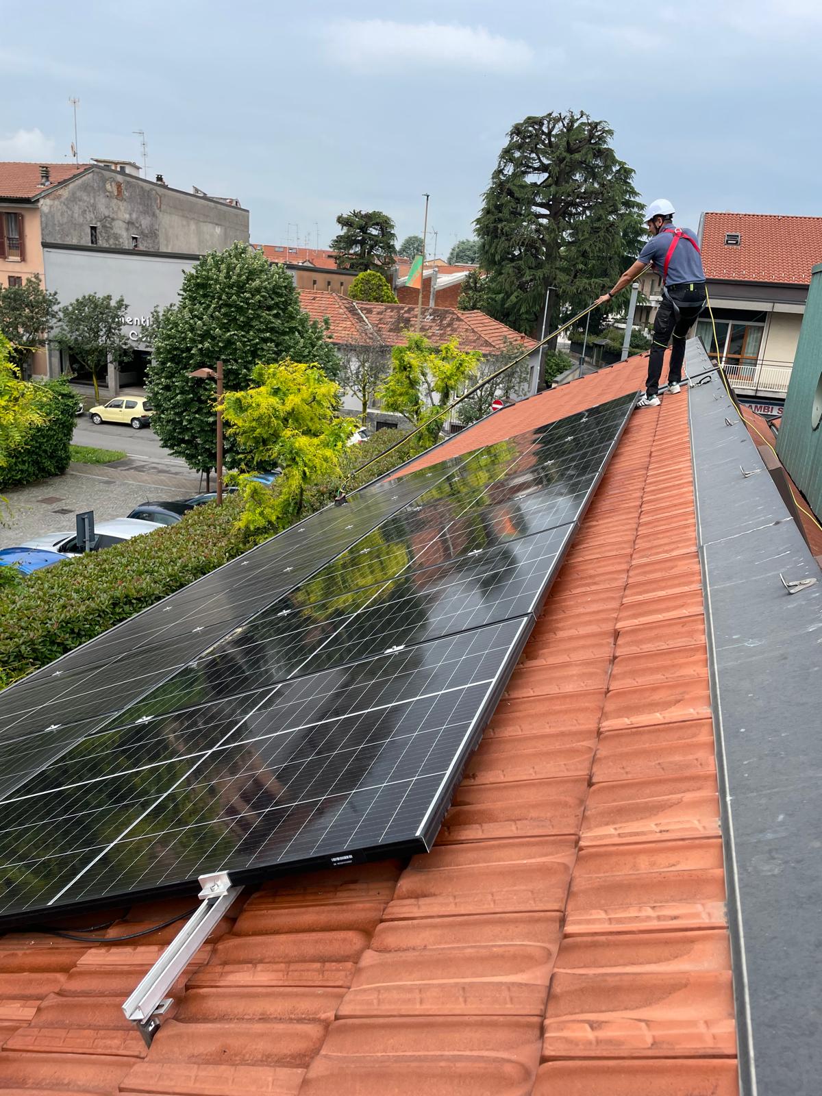 Con Lavaggio Solare aumenti l'efficienza dei tuoi pannelli fotovoltaici con una pulizia professionale.
