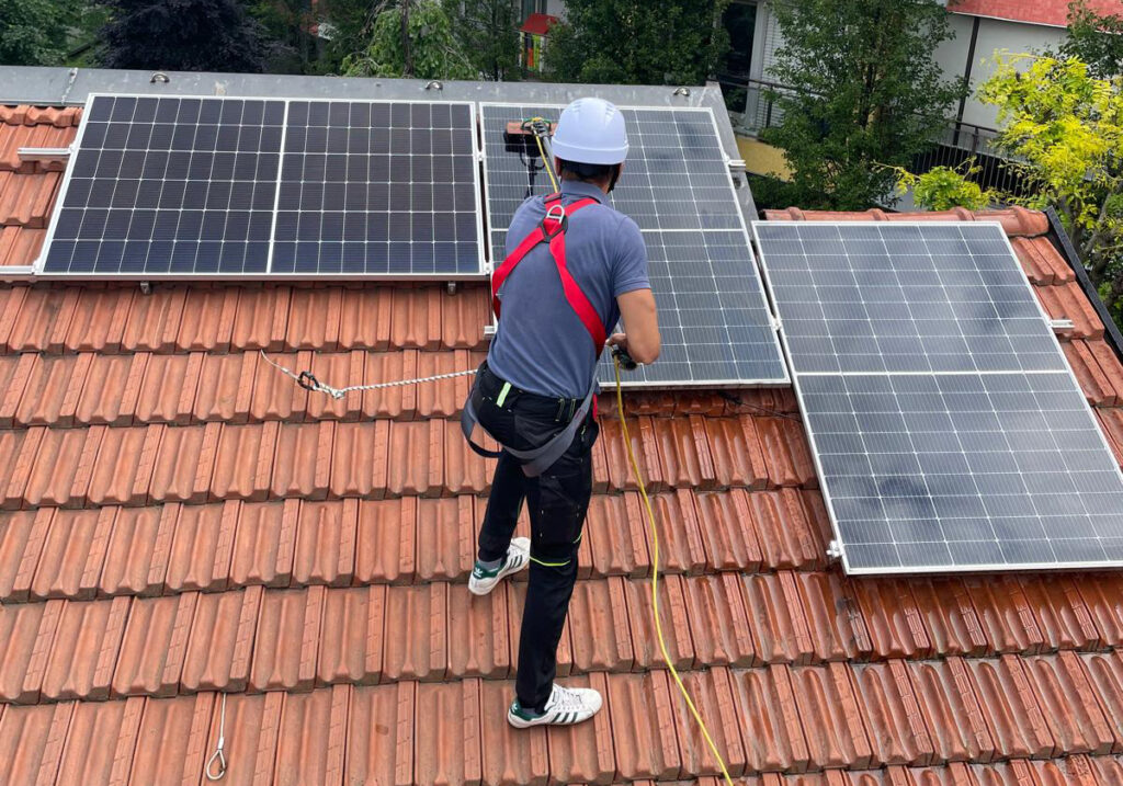 Lavaggio solare - Pulizia Pannelli Solari e Impianti Fotovoltaici a Monza Brianza, Lecco, Bergamo e Milano. Più sporco è il pannello, meno energia riuscirà a produrre