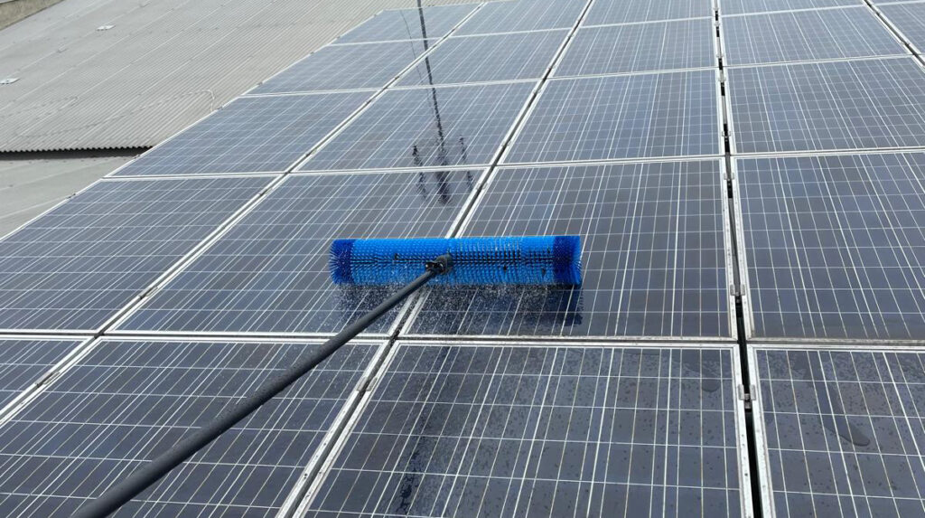 Lavaggio solare effettua una pulizia professionale degli impianti fotovoltaici utilizzando attrezzatura specifica e su misura adatte a ogni tipologia di impianto a Monza, Monza Brianza, Milano e Hinterland Milanese