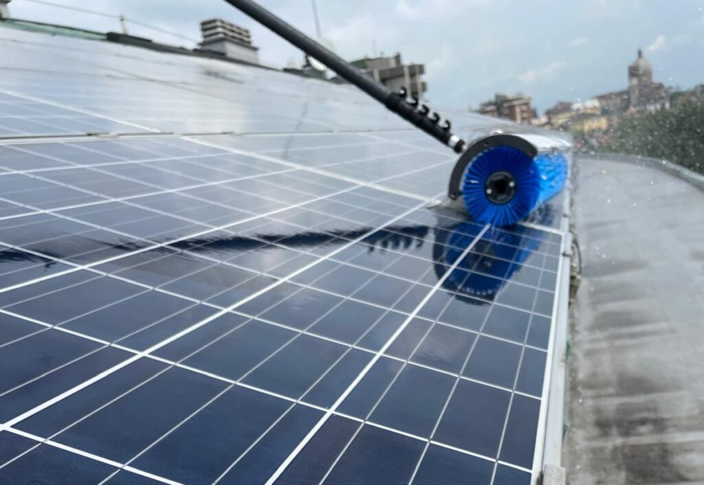 Lavaggio solare -pulizia professionale dei pannelli fotovoltaici e moduli solari