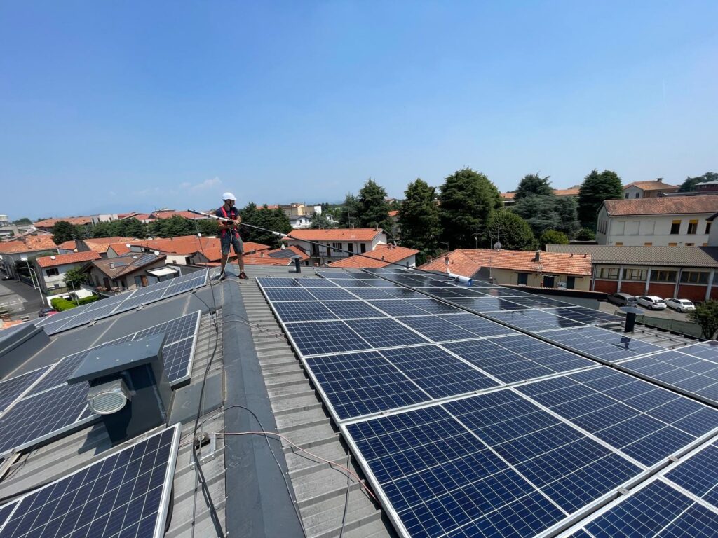 Lavaggio Solare offre servizio di pulizia professionale di pannelli e campi fotovoltaici a Monza Brianza, con materiali ecosostenibili.